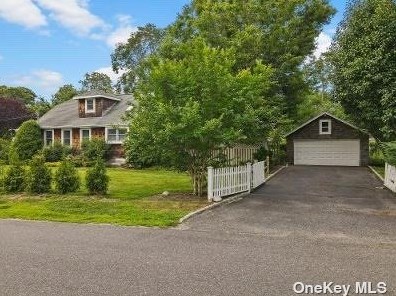 63 Union Ave, Center Moriches, NY 11934-3331