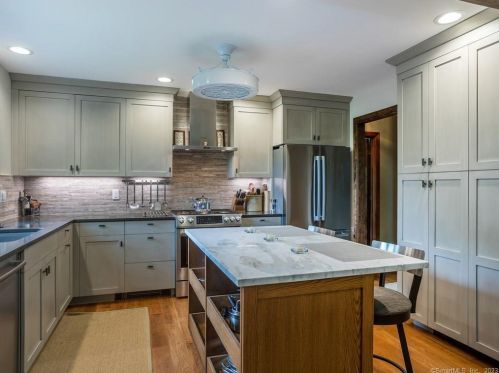 28 Garnet Rd, Roxbury CT  06783-2033 exterior