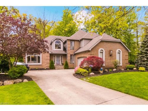 3170 Oakwood Ln, Cleveland, OH 44145-4680