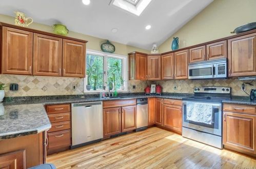 2 Crystal Dr, Washingtonville, NY 10992-1509