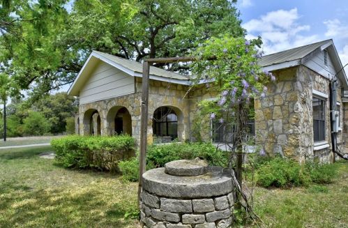 303 Chandler Dr, Blanco, TX 78606-5746