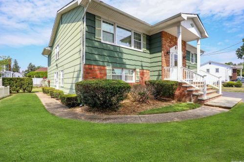 224 Manetto Hill Rd, Hicksville, NY 11803-1304