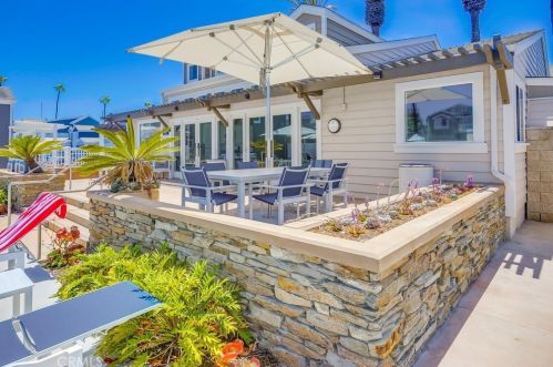 24 Bolivar St, Newport Beach CA  92663-4420 exterior