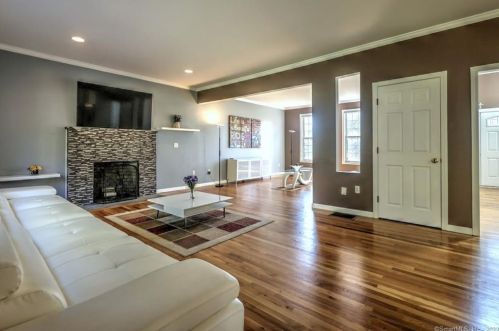 2 Dogwood Ln, Wallingford CT 06492-1953 exterior