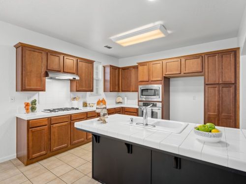 4478 Artemisa Dr, Fresno CA  93722-6450 exterior