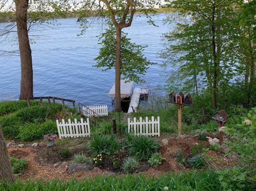 745 Shoreacres Dr, Fairmont, MN 56031-2225
