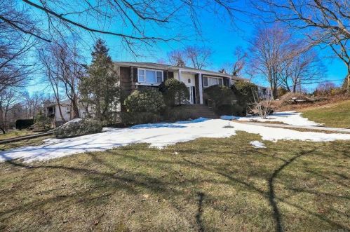 8 Franconia Rd, Elwood, NY 11731-3911