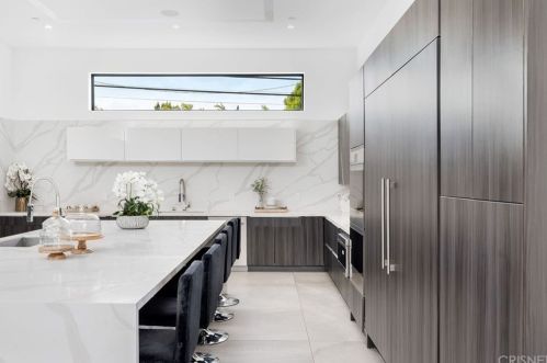 18067 Calvert St, Van Nuys CA 91316-1216 exterior