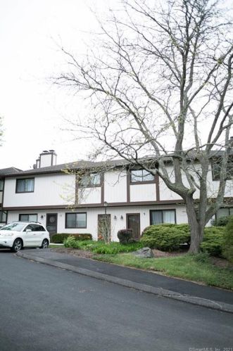 27 Crows Nest Ln, Danbury CT  06810-7056 exterior
