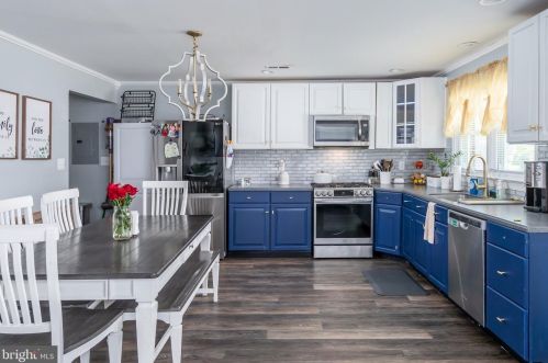 25 Batten Ave, Blenheim NJ  08012-4859 exterior