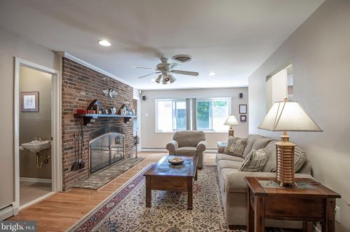 932 Queens Dr, Yardley PA  19067-4528 exterior