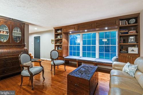 1868 Post Oak Trl, Herndon, VA 20191-5217