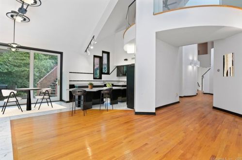 15 Sky Line Dr, Bridgeport CT  06612-1057 exterior