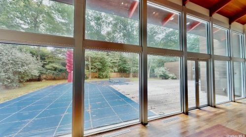 121 Montauk Hwy, East Hampton NY  11937-2802 exterior