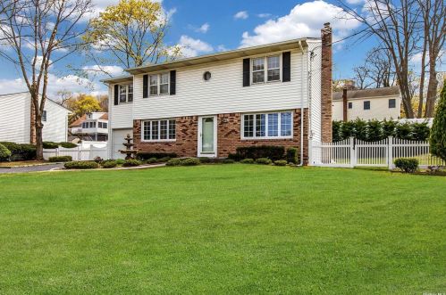 91 Hawthorne Rd, San Remo, NY 11754-3243