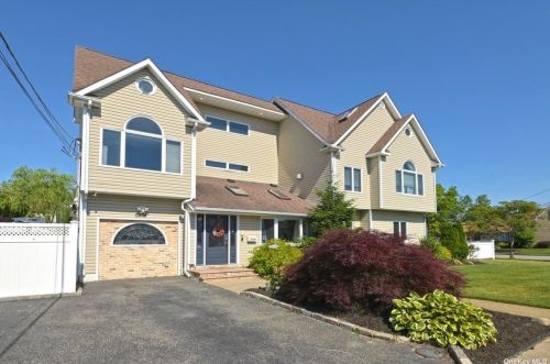 2390 Riverside Dr, North Wantagh, NY 11793-4544