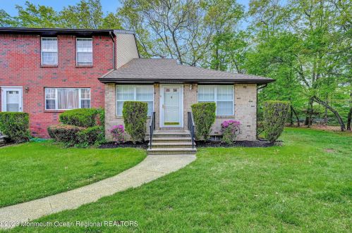 15 Kitty Ct, Bricktown, NJ 08724-7192