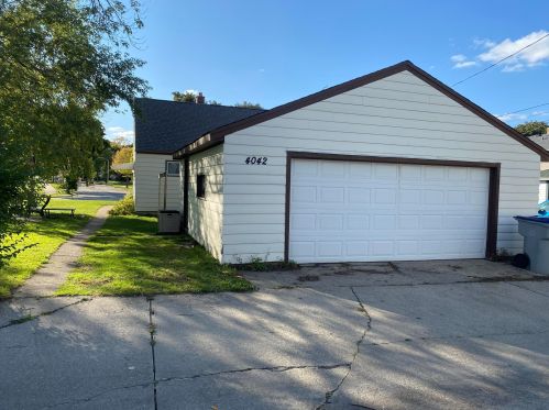 4042 52, Milwaukee WI 53220-3205 exterior