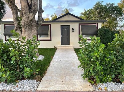1107 Atlantic Ave, Delray Beach FL  33444-6911 exterior