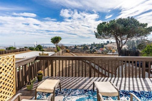 136 Panorama Dr, Benicia, CA 94510-1623