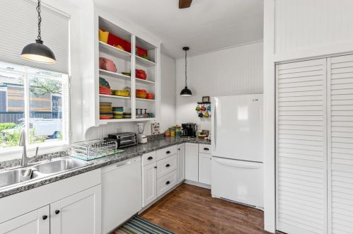 2927 Bernardo De Galvez Ave, Galveston TX 77550 exterior