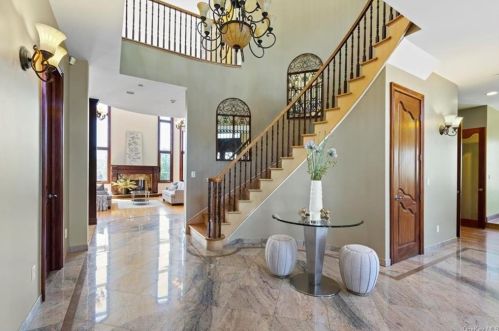 4 Vandalay Ct, Scarsdale, NY 10583-1092