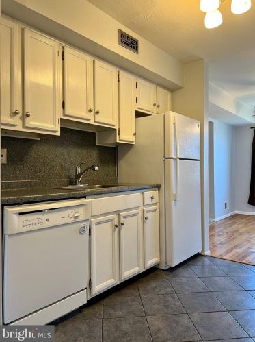 2124 Old Stone Ml Dr, East Windsor NJ exterior