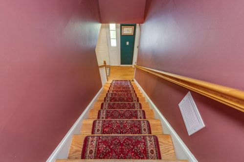 4 Rockwood Ln, Londonderry NH  03053-6104 exterior