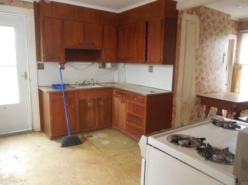 749 Main St, Meriden CT  06451-4936 exterior