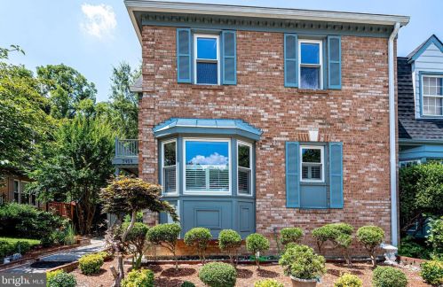 7959 Yancey Dr, Falls Church, VA 22042-4468