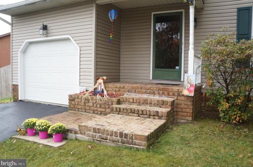 6 Emerson Ct, Hanover, PA 17331-4021
