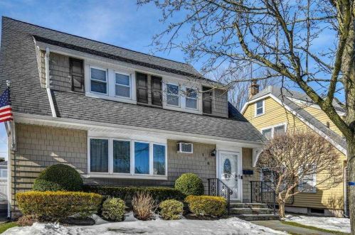 118 Park Ave, Williston Park, NY 11596-1630