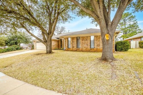 2077 Parkridge Dr, Hurst, TX 76054-3065