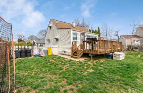 9 Stuart Dr, East Brunswick NJ  08816-3809 exterior