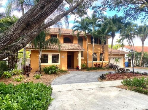 8553 164th St, Hialeah, FL 33016-6151