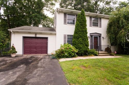 45 Lakeside Dr, South Kingstown, RI 02882-1010