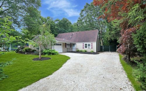 61 Bayonne Ave, Central Islip, NY 11722-3429