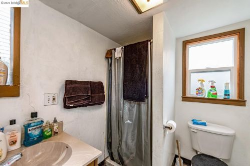 4327 Essex St, Oakland CA 94608-1216 exterior