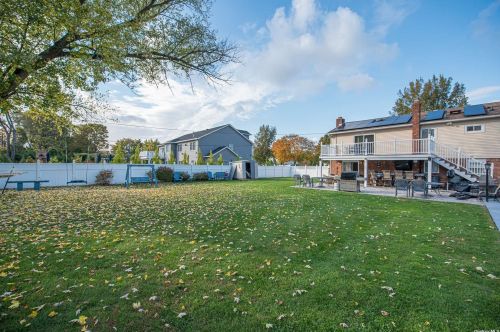 28 Hammond Rd, Elwood NY  11731-4810 exterior