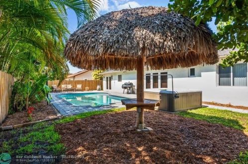 19621 58 Ave, Hialeah FL  33015-4909 exterior