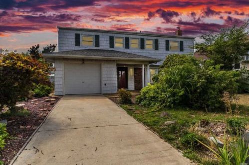 898 Viceroy Rd, North Wantagh, NY 11793-1653