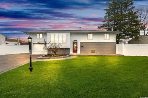 349 20th St, Deer Park, NY 11729-6319