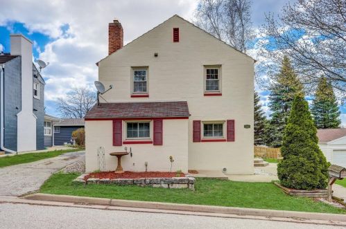 5502 Acorn Ct, Greendale, WI 53129-1301