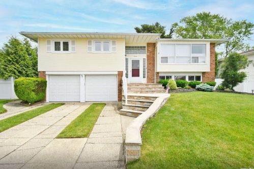 7 Taft Ave, Bethpage, NY 11714-1318