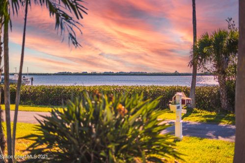 210 Indian River Dr, Vero Beach, FL 32963-9639