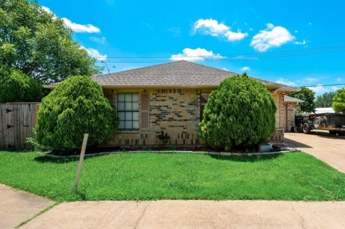 6700 Oriole Ct, Fort Worth, TX 76137-2302