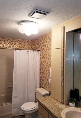 6737 180th Avenue Rd, Ocklawaha FL  32179-7002 exterior