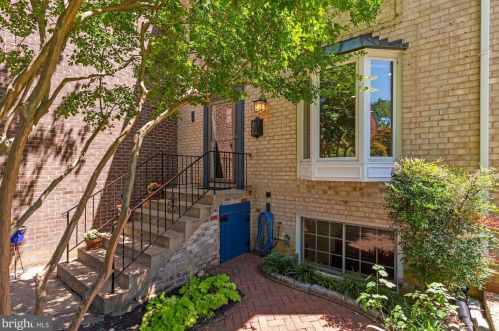 3233 Spring Ln, Falls Church, VA 22041-2607