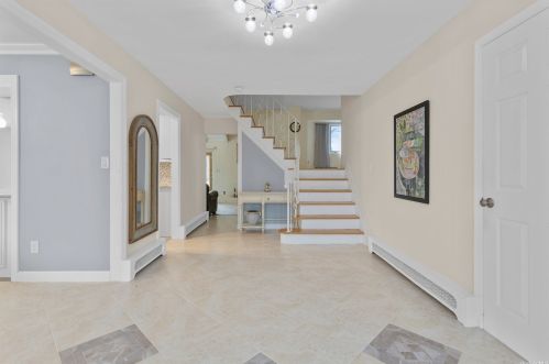 8 Harton Ct, Elwood, NY 11731-5923