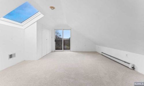 17 Hickory Dr, Oakland NJ  07436-2519 exterior